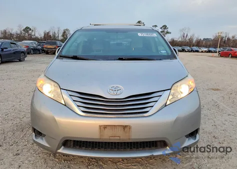 2015 Toyota Sienna Le z USA, uszkodzony, nr VIN 5TDKK3DC7FS569751
